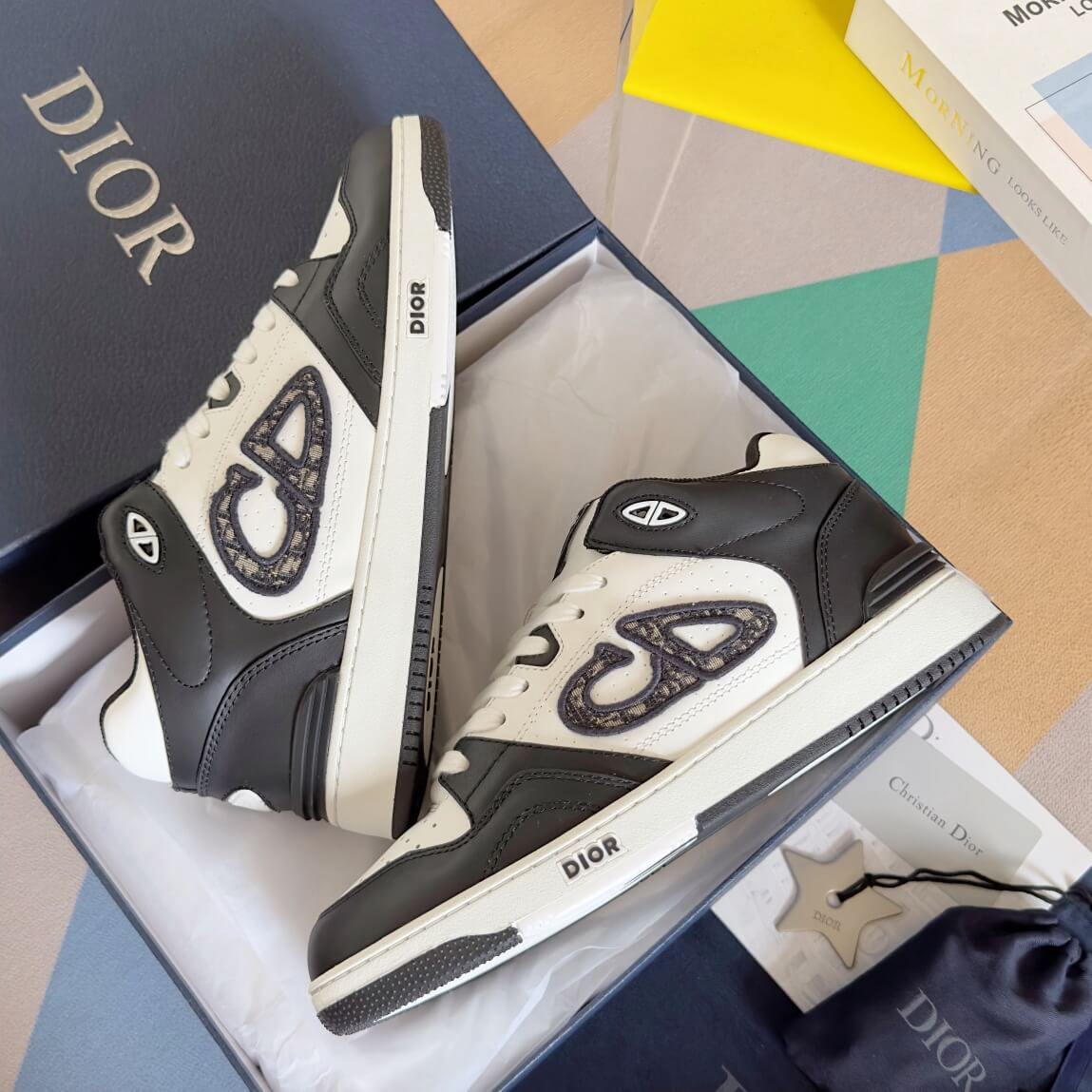 Giày Dior B57 Mid Top Sneaker Black And White Like Auth